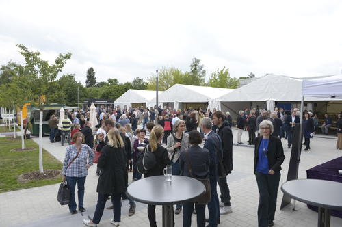 Im Zierkirschgarten vor dem Neubau wurde gefeiert.