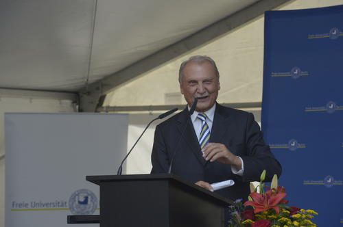 Kanzler Peter Lange zeichnete in seiner Rede die lange Geschichte der Entstehung des Neubaus für die Kleinen Fächer nach.