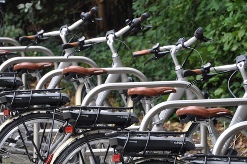 E-Bikes machen das Radeln leichter, außerdem sind sie leise, abgasfrei und schonen das Klima.: Der
