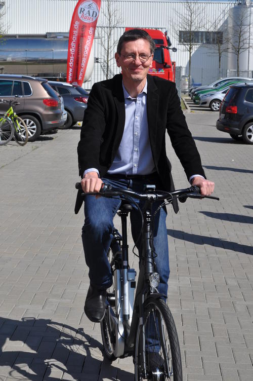 Christian Gaebler macht es vor: der Staatssekretär auf einem E-Bike.