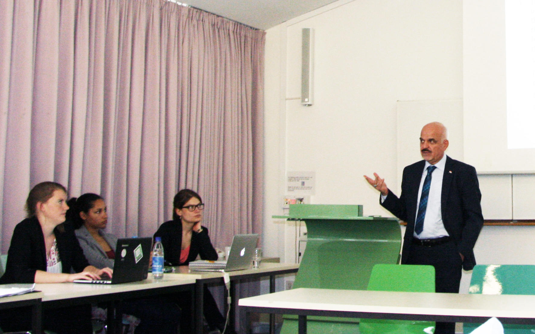 Seine Exzellenz, der irakische Botschafter Hussain Alkhateeb, zu Gast am John-F.-Kennedy-Institut der Freien Universität.