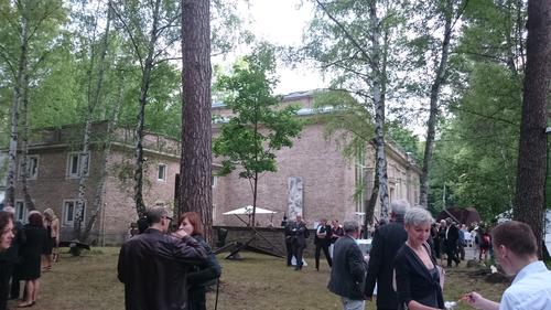Blick in den Skulpturengarten und auf das von 1939 bis 1942 nach Entwürfen des Architekten Hans Freese für Arno Breker gebaute Atelier. Von 1949 bis 1995 arbeitete und lebte der Bildhauer und Breker-Schüler Bernhard Heiliger dort.