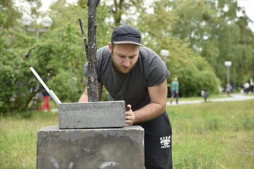 Maßarbeit: Die neue Skulptur steht auf dem Sockel der Kore-Statue.