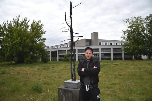 Der Künstler und seine Skulptur: „Many Lives Pass By While Imitating Death“ heißt das Objekt von Vajiko Chachkhiani.