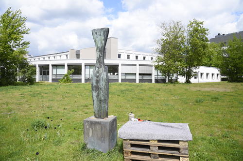 So stand sie über 60 Jahre an Ort und Stelle: Die Skulptur „Kore“ des Bildhauers Karl Hartung.