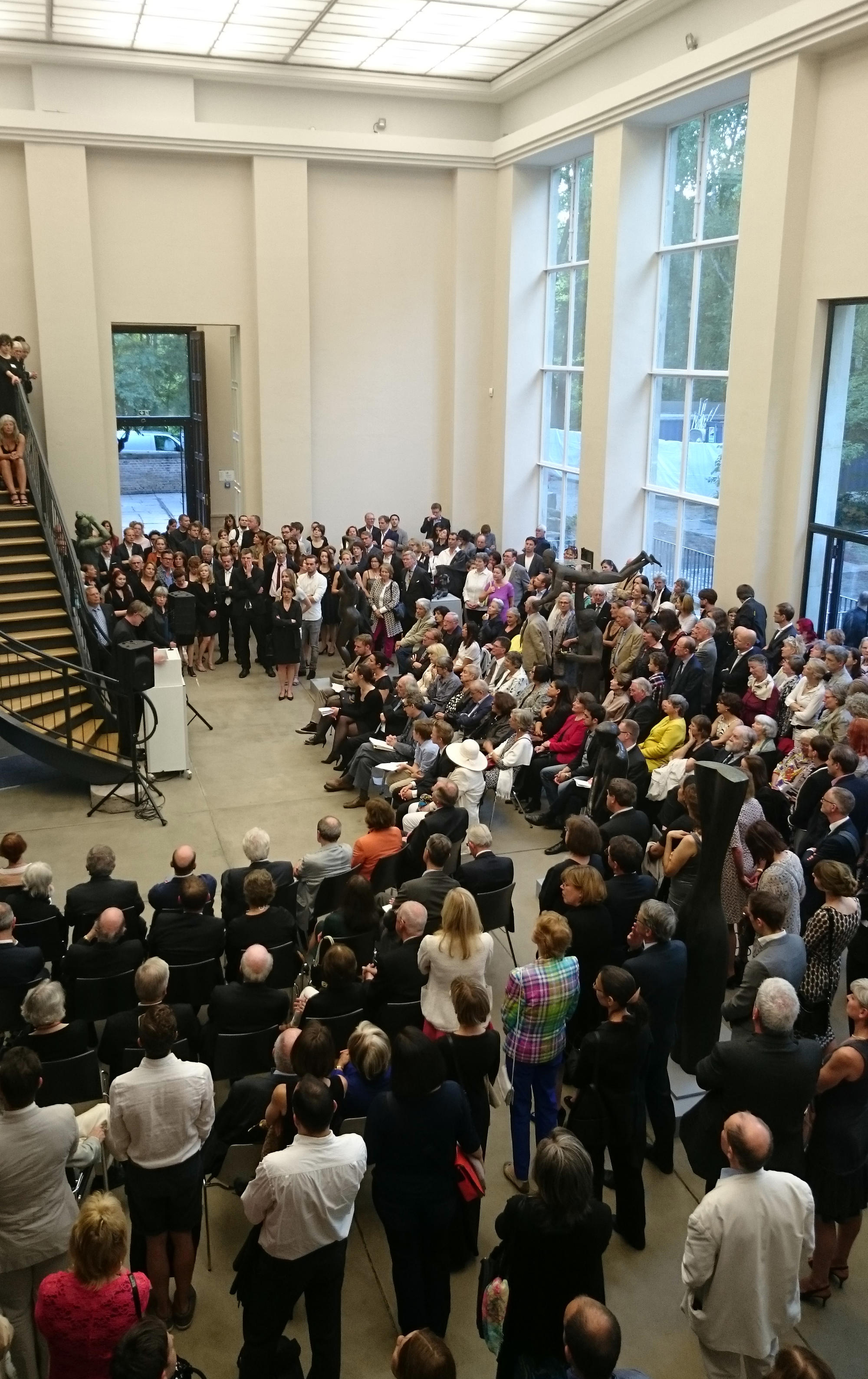 Das ehemalige Atelier des NS-Bildhauers Arno Breker ist als Ausstellungsstätte "Kunsthaus Dahlem" neu in Betrieb genommen worden. Rechts im Bild: Kore, die Skulptur von Karl Hartung, Leihgabe der Freien Universität an das Kunsthaus.