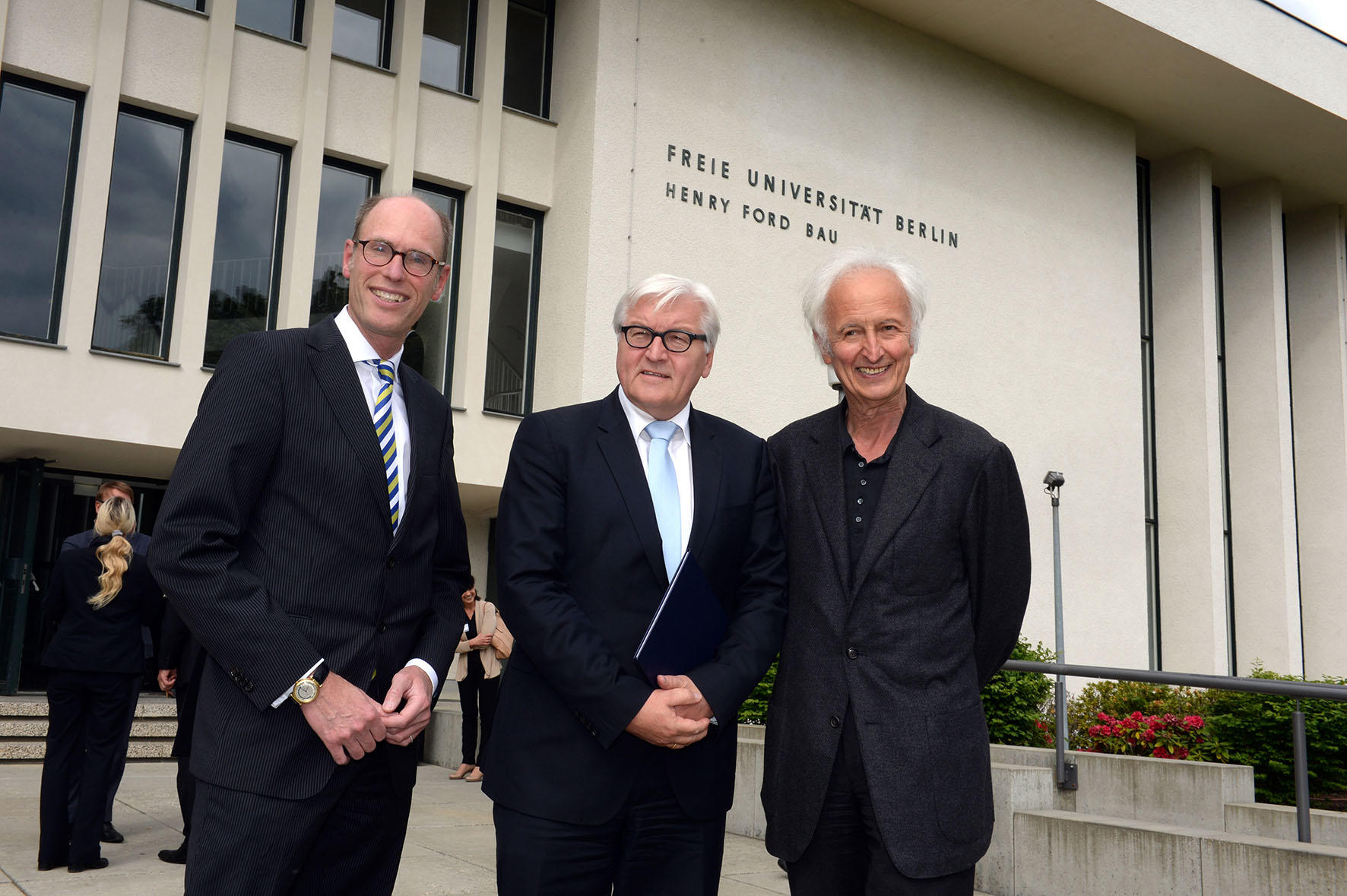 Gastgeber und Gäste: Universitätspräsident Professor Peter-André Alt begrüßt den Festredner, Außenminister Frank-Walter Steinmeier, und den Präsidenten der Alexander von Humboldt-Stiftung, Professor Helmut Schwarz.