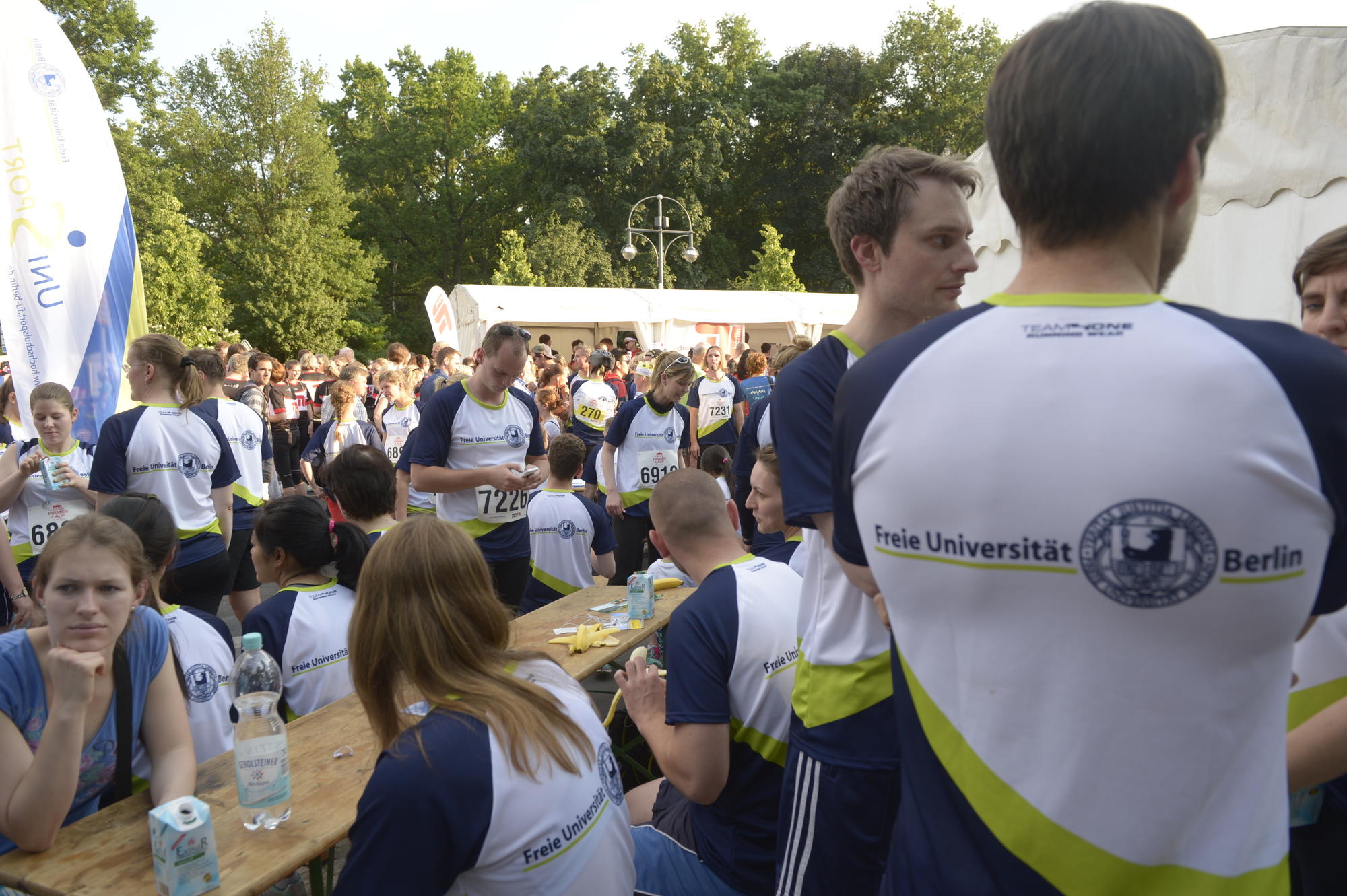 Die Ruhe vor dem Lauf: Das Zelt des Hochschulsports und des Gesundheitsmanagements war auch in diesem Jahr ein beliebter Treffpunkt.