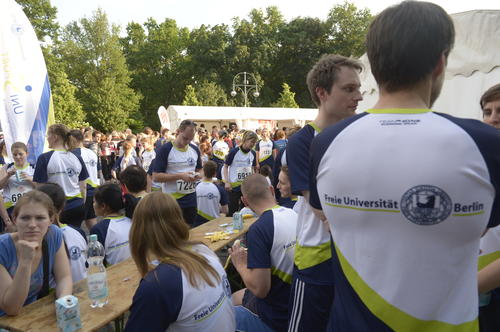 Die Ruhe vor dem Lauf: Das Zelt des Hochschulsports und des Gesundheitsmanagements war auch in diesem Jahr ein beliebter Treffpunkt.