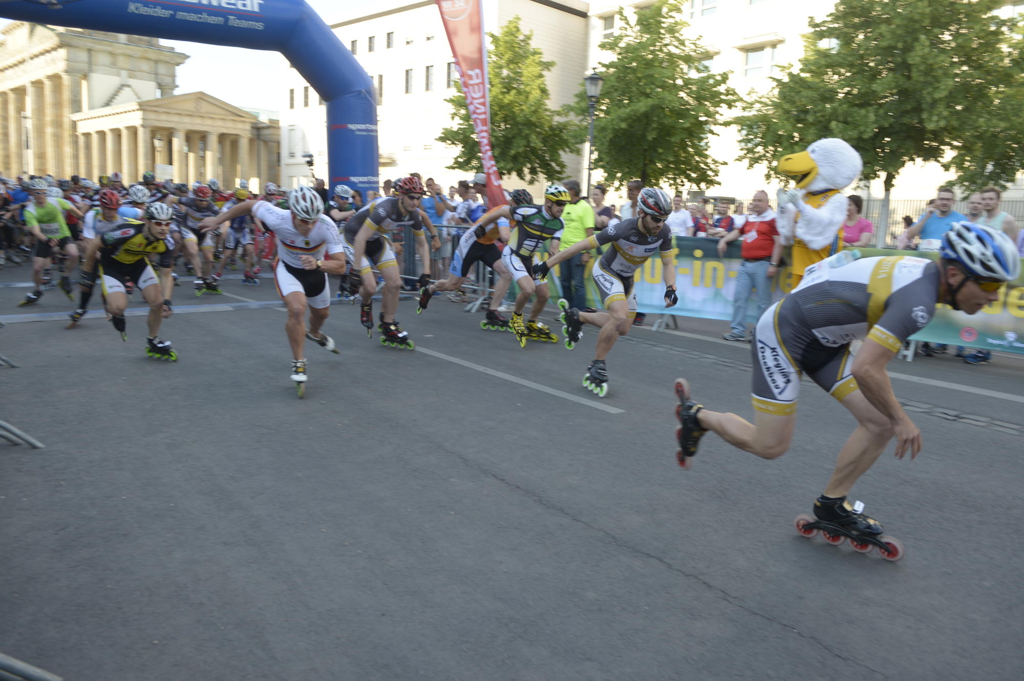 Skaten bis die Rollen quietschen: Die schnellsten Skater schafften die 6-Kilometer lange Strecke in wenig mehr als acht Minuten.