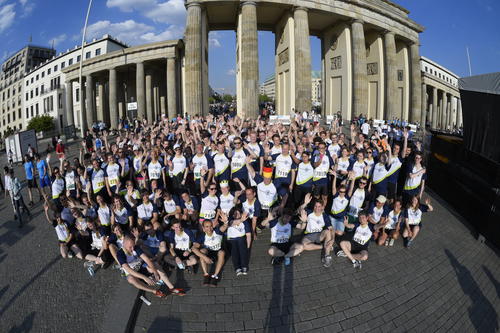 Ausgelassene Stimmung bei sommerlichen Temperaturen: Teilnehmer der Freien Universität Berlin beim Gruppenfoto vor dem Start.