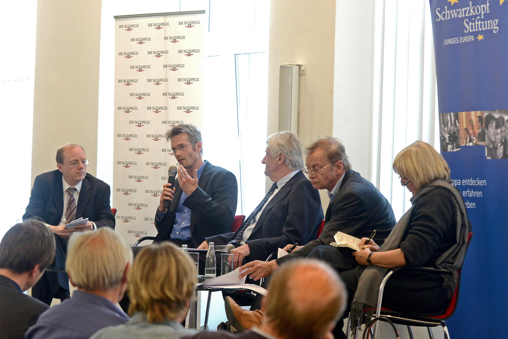 v.l.n.r.: Nick Pickard, Prof. Markus Tiedemann, Gerd Appenzeller, Prof. Hajo Funke, Claudia Roth