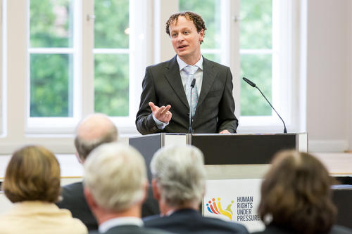 Klaus Hoffmann-Holland, Professor für Rechtswissenschaft und Vizepräsident der Freien Universität Berlin, leitet das Graduiertenkolleg „Human Rights Under Pressure“.