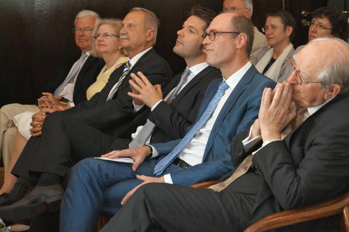 (V. r. n. l.) Prof. Hans-Uwe Erichsen, Präsident Prof. Peter-André Alt, Staatssekretär Steffen Krach, Kanzler Peter Lange, Vizepräsidentin Prof. Schäfer-Korting und Prof. Peter Gaethgens, Präsident der Freien Universität von 1999 bis 2003.