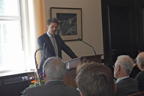 Auch der Staatssekretär für Wissenschaft Steffen Krach dankte Hans-Uwe Erichsen für seine langjährigen Verdienste.