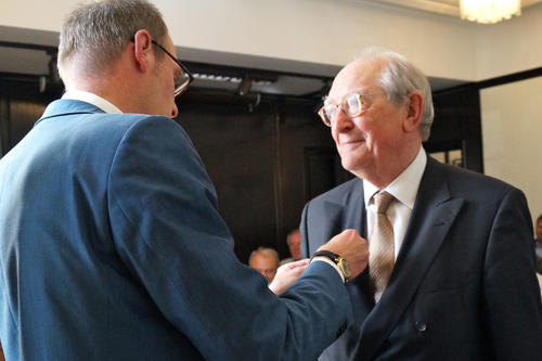 Dank der Freien Universität: Präsident Professor Peter-André Alt steckt Professor Hans-Uwe Erichsen die Goldene Ehrennadel an – eine seltene Auszeichnung der Hochschule.