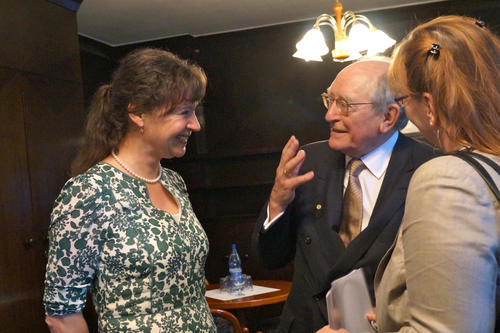Auch Claudia Olk, Professorin für Allgemeine und Vergleichende Literaturwissenschaft am Peter-Szondi-Institut der Freien Universität, plauderte mit Hans-Uwe Erichsen.
