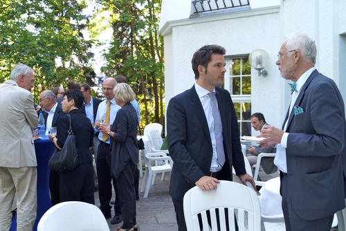 Auf der Terrasse des Clubhauses war nach den Reden auf den ehemaligen Kuratoriumsvorsitzenden Gelegenheit für Gespräche. Rechts im Bild: Staatssekretär Steffen Krach mit Erichsens Nachfolger im Amt Prof. Jürgen Zöllner.