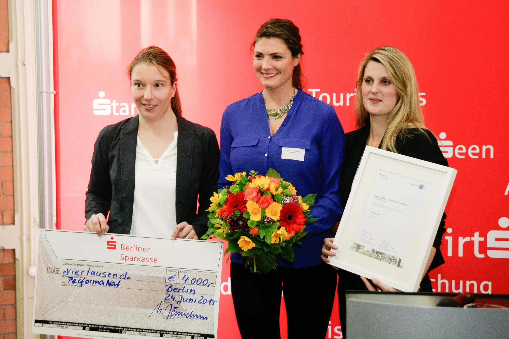 Einen Scheck über 4.000 Euro Preisgeld nahmen Julia Rosendahl, Hannah-Sophie Braun und Katharina Hille von PerformaNat entgegen.