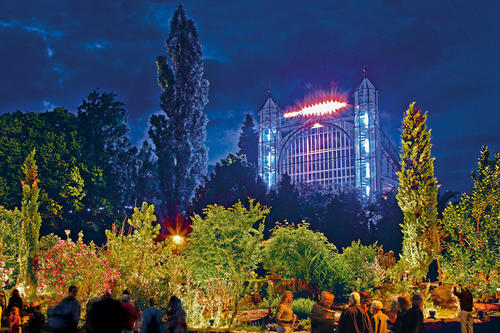 Die Pfade und Gewächshäuser, wie hier das Mittelmeerhaus, werden in der Botanischen Nacht aufwendig illuminiert.