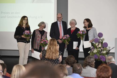 Mit dem Margherita-von-Brentano-Preis geehrt (v. l. n. r.): die Historikerinnen Prof. Angelika Schaser, Prof. Karin Hausen, Prof. Gisela Bock und Prof. Sylvia Paletschek gemeinsam mit Universitätspräsident Prof. Dr. Peter-André Alt.
