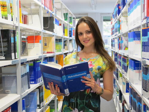 Die Studentin Karina Pimucane beteiligte sich zusammen mit 200 weiteren Studierenden an der Aktion. Als Dankeschön darf sie ein Lehrbuch für die Dauer eines Semesters ausleihen
