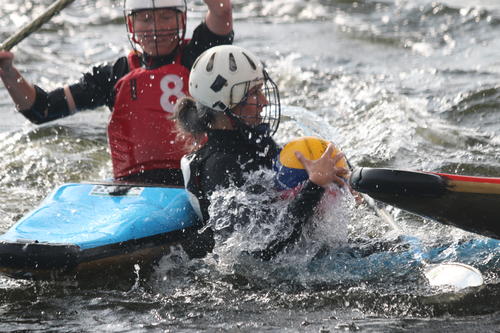 Das Wassersportzentrum lädt zum Kanupolo-Turnier ein.