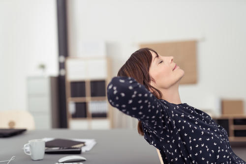 Gesundheit hat auch damit zu tun, wie zufrieden man am Arbeitsplatz ist. Kleine Streckübungen zwischendurch lockern bei langem Sitzen auf.