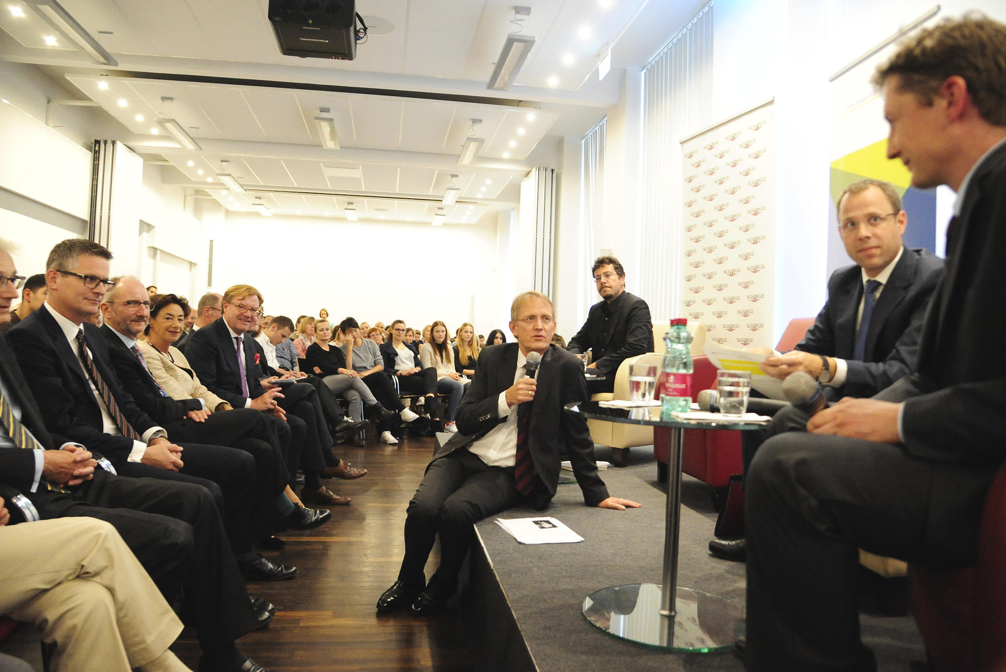 Tagesspiegel-Chefredakteur Stephan-Andreas Casdorff moderierte die Podiumsdiskussion mit Prof. Dr. Bernd Ladwig (l.), Sozialsenator Mario Cjaja (2. v. r.) und Mathias Hamann (ganz rechts) von der Stadtmission.