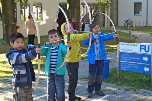Spielen wie vor 3000 Jahren: Beim Exzellenzcluster Topoi lernten die Grundschüler Kinderspiele der Antike kennen.