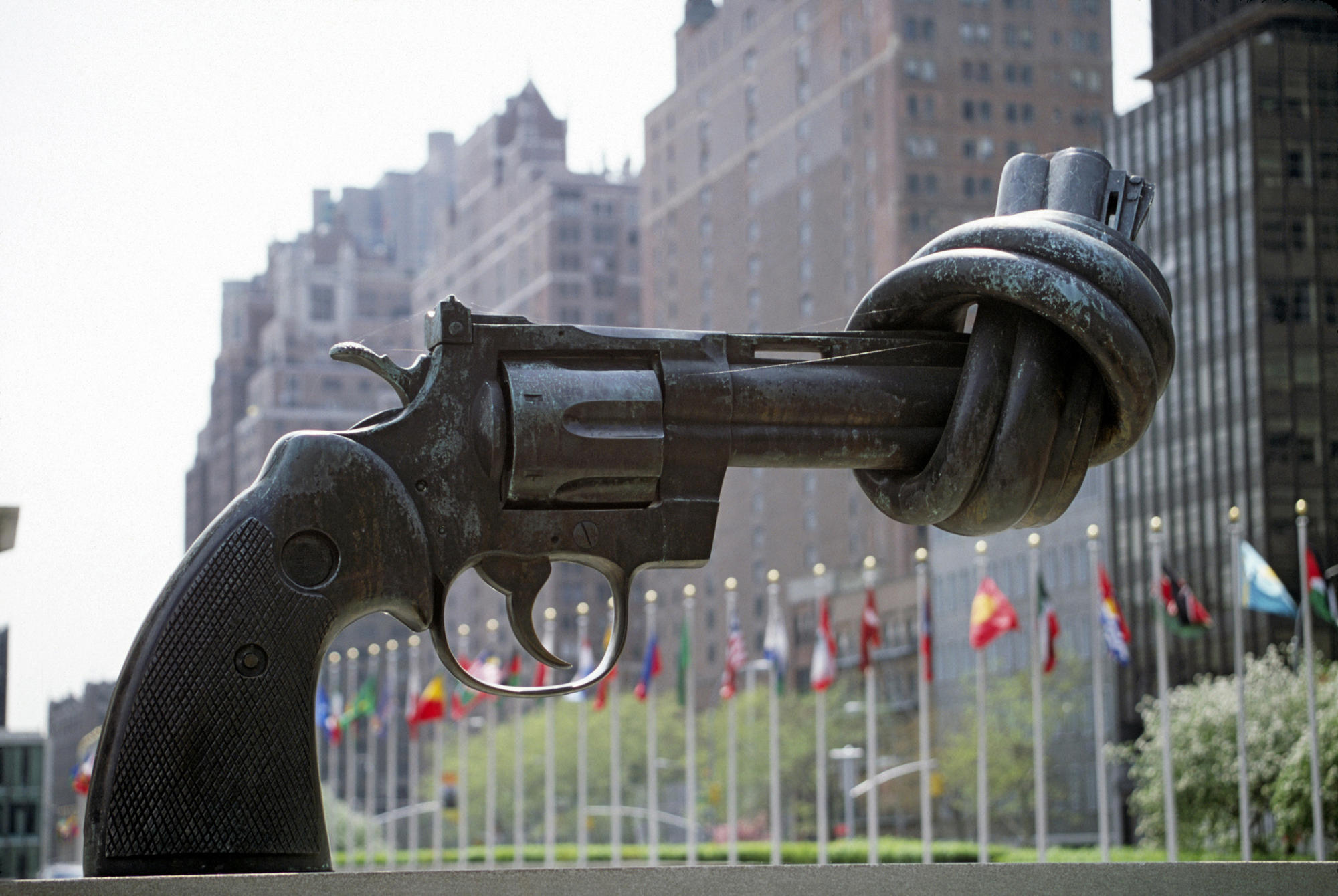 Vor 70 Jahren wurden die Vereinten Nationen gegründet. Die „Non Violence“-Skulptur des schwedischen Künstlers Carl Fredrik Reuterswärd vor dem UN-Hauptquartier in New York ist ein Symbol für Waffenstillstand und Gewaltlosigkeit.