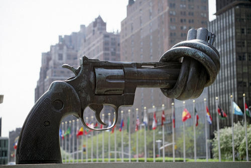 Vor 70 Jahren wurden die Vereinten Nationen gegründet. Die „Non Violence“-Skulptur des schwedischen Künstlers Carl Fredrik Reuterswärd vor dem UN-Hauptquartier in New York ist ein Symbol für Waffenstillstand und Gewaltlosigkeit.