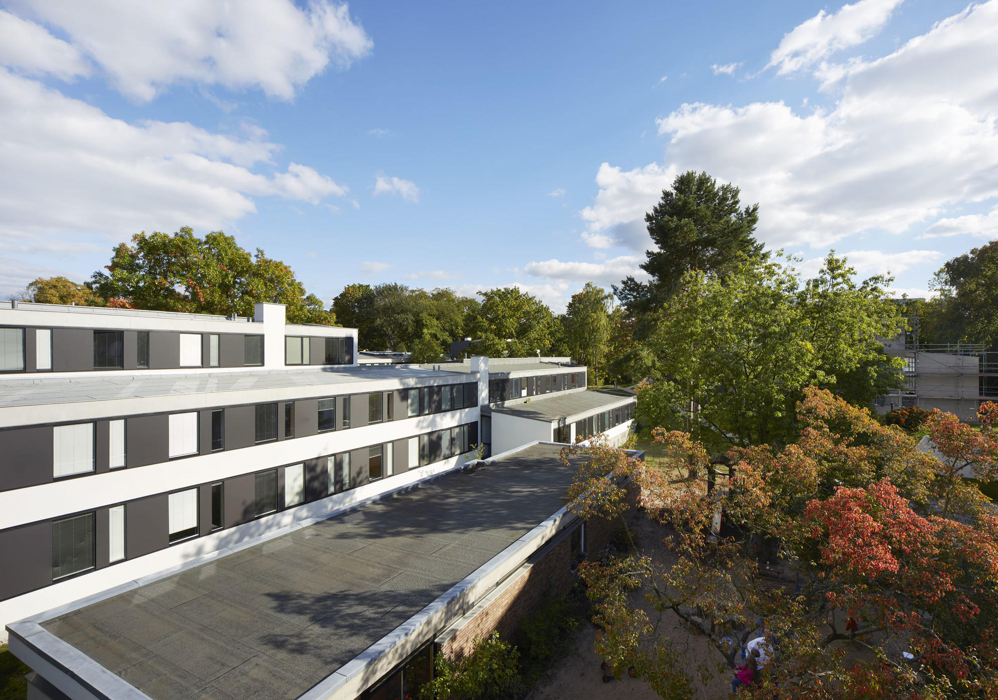 Herbstfest im Studentendorf Schlachtensee. Gefeiert wird, dass zwei Doppelhäuser grundsaniert sind. Die Erneuerung des gesamten Komplexes soll bis 2023 abgeschlossen sein.