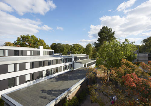 Herbstfest im Studentendorf Schlachtensee. Gefeiert wird, dass zwei Doppelhäuser grundsaniert sind. Die Erneuerung des gesamten Komplexes soll bis 2023 abgeschlossen sein.