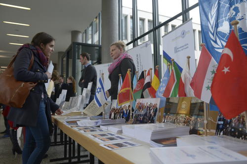 Bei der Veranstaltung präsentierte sich auch das Programm Model United Nations, bei dem Studierende die Arbeit der Vereinten Nationen simulieren.