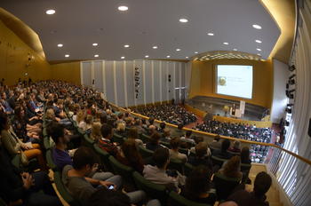 The large auditorium was filled to the brim. The speech was also shown in a neighboring lecture hall.