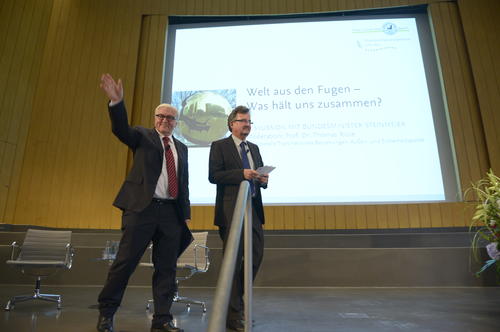 Viel Beifall für den Außenminister: Frank-Walter Steinmeier nahm sich gut zwei Stunden Zeit für seinen Besuch an der Freien Universität.