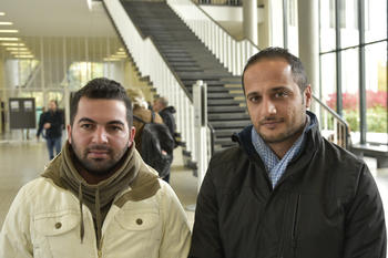 Ibrahim (li) und Amin im Henry-Ford-Bau der Freien Universität Berlin. Der 30-jährige Amin wünscht sich nichts mehr als „ein normales Leben“.
