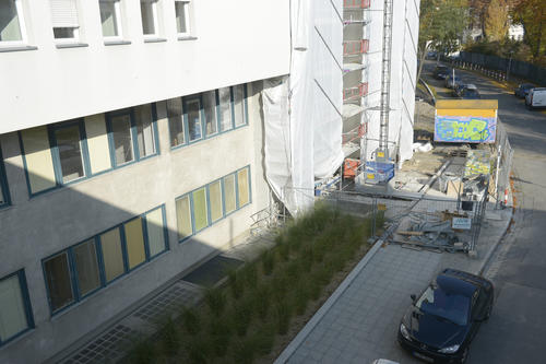 Die Arbeiten, bei denen das Erdreich an der Stelle des Knochenfundes vom vergangenen Sommer nochmal abgetragen wird, sollen voraussichtlich in der kommenden Woche beginnen.
