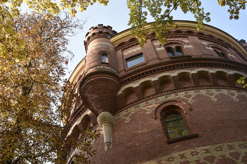Der Wetterturm wurde früher als Wasserturm genutzt. Heute dient er der Wetterbeobachtung für die Wetterstation Berlin-Dahlem.