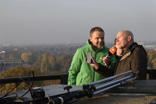 Live auf dem Wetterturm: Diplom-Meteorologe Thomas Dümmel zeigt das Ergebnis der aktuellen Messung.