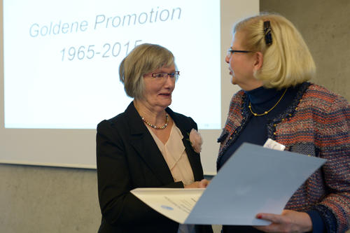 Die promovierte Medizinerin Brunhilde Kleibeler erhält von Professorin Monika Schäfer-Korting ihre Jubiläumsurkunde.