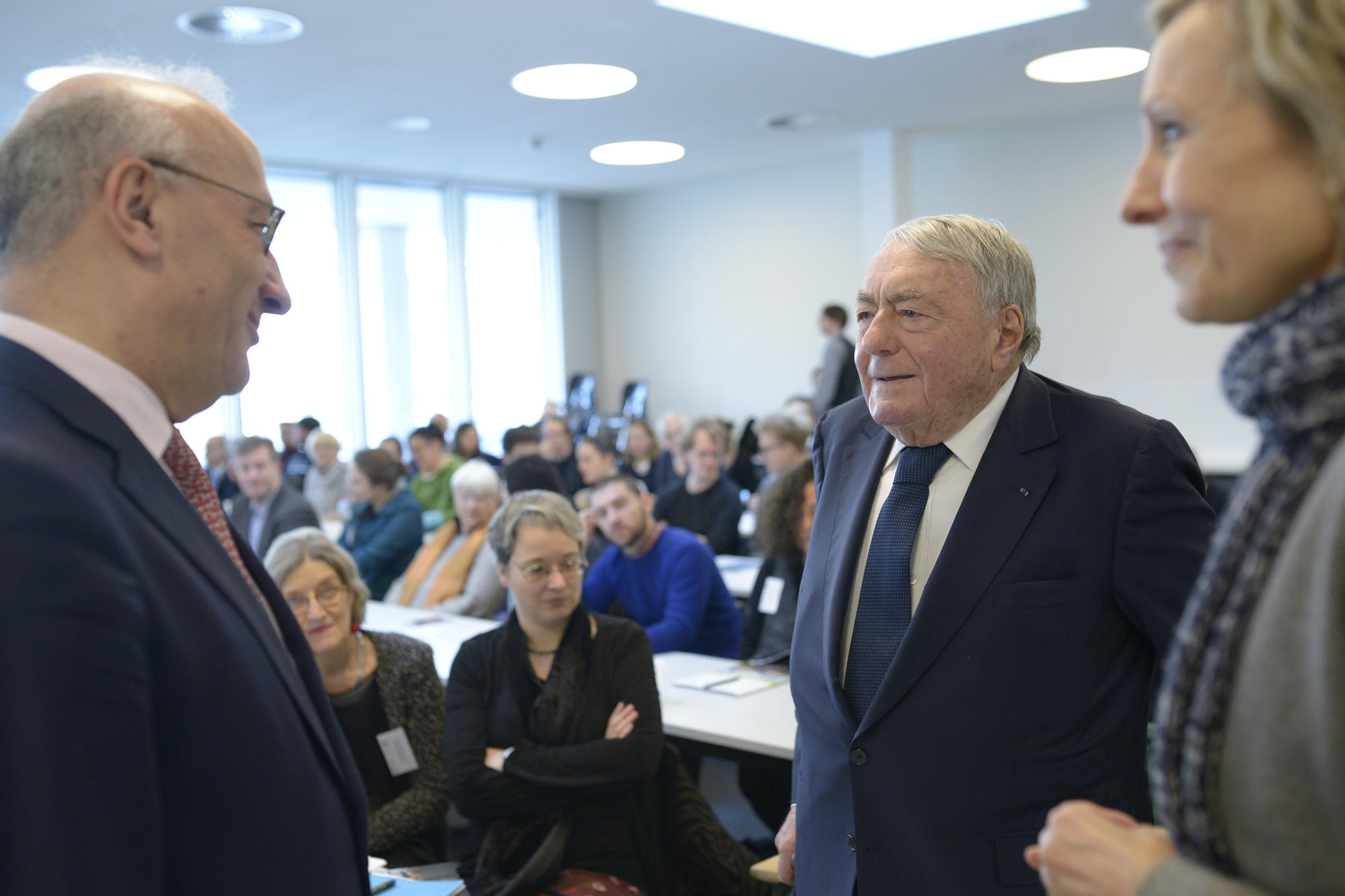 Am Morgen des ersten Kolloquiumstages hatte der französische Botschafter H. E. Philippe Etienne dem französischen Dokumentarfilmer an der Freien Universität gratuliert: Der 27. November war Claude Lanzmanns 90. Geburtstag.