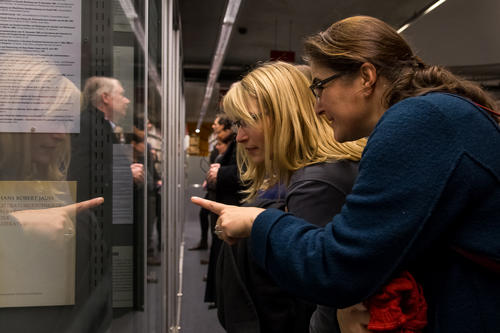 Josepha Schwerma (l.) und Birgit Rehse (r.) vom Archiv der Freien Universität Berlin schauen sich die Präsentation der Archivalien an.
