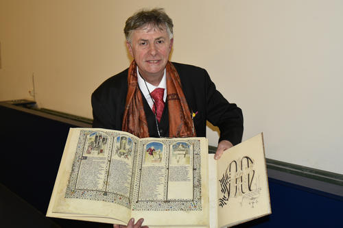 Der Kunsthistoriker Eberhard König mit zwei Faksimile-Bänden, die er der Sammlung hinzugefügt hat.