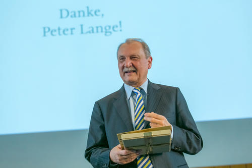 Die Freie Universität bedankt sich bei Peter Lange, der sich über die Laudationes und Geschenke sichtlich freute.