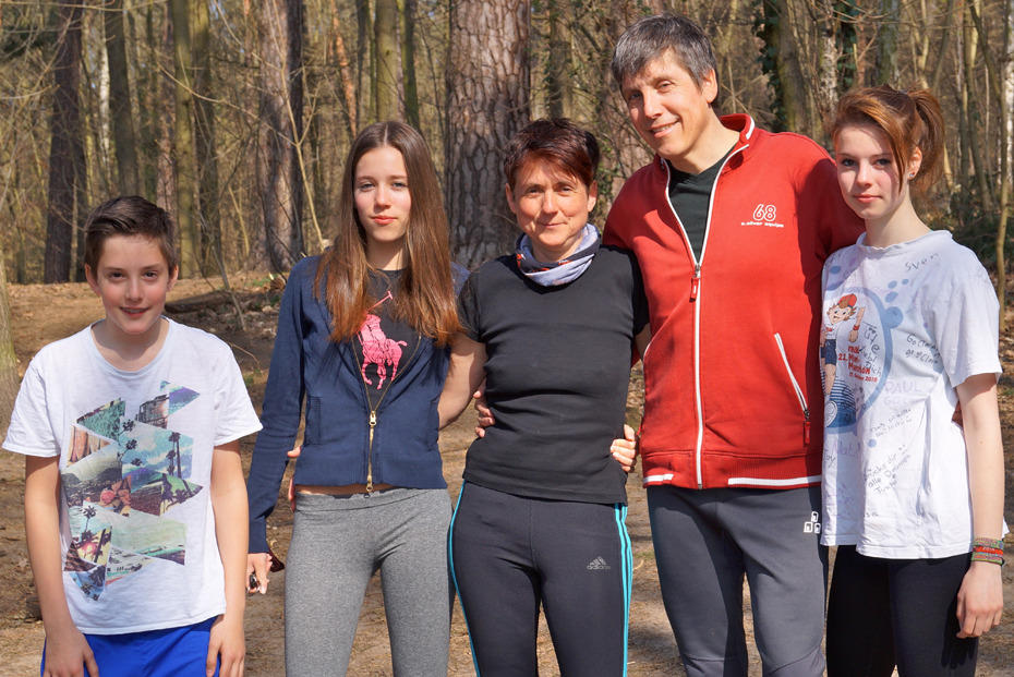 Marita und Stefan Kunschke mit ihren drei Kindern Jacob, Marita und Clara (v.l.n.r.). Weil sie sich auf die Abiturprüfungen vorbereiten muss, kann die älteste Tochter Clara nicht am Campus Run teilnehmen.