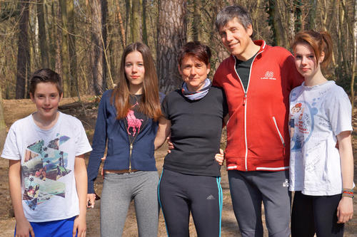 Marita und Stefan Kunschke mit ihren drei Kindern Jacob, Marita und Clara (v.l.n.r.). Weil sie sich auf die Abiturprüfungen vorbereiten muss, kann die älteste Tochter Clara nicht am Campus Run teilnehmen.