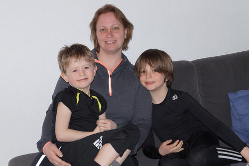 Tanja Seelbinder hat ihre beiden Söhne Linus (li.) und Lukas mit ihrem Lauffieber angesteckt. Alle drei nehmen am 19. April am Campus Run teil.