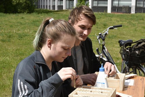Die Politikstudentin Henrike und ihr Kommilitone Felix halfen spontan mit, als sie von der Aktion erfuhren.